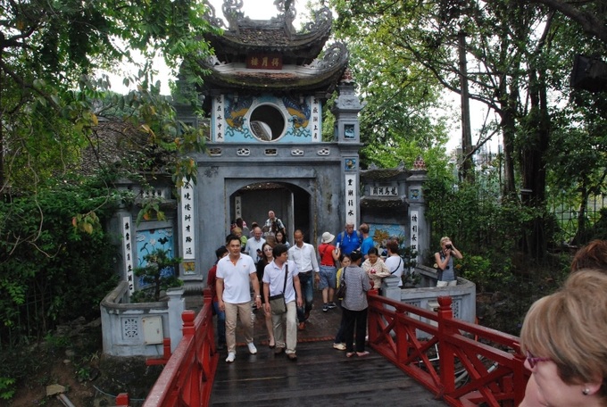 Khách du lịch quốc tế thăm quan đền Ngọc Sơn (Hoàn Kiếm, Hà Nội).