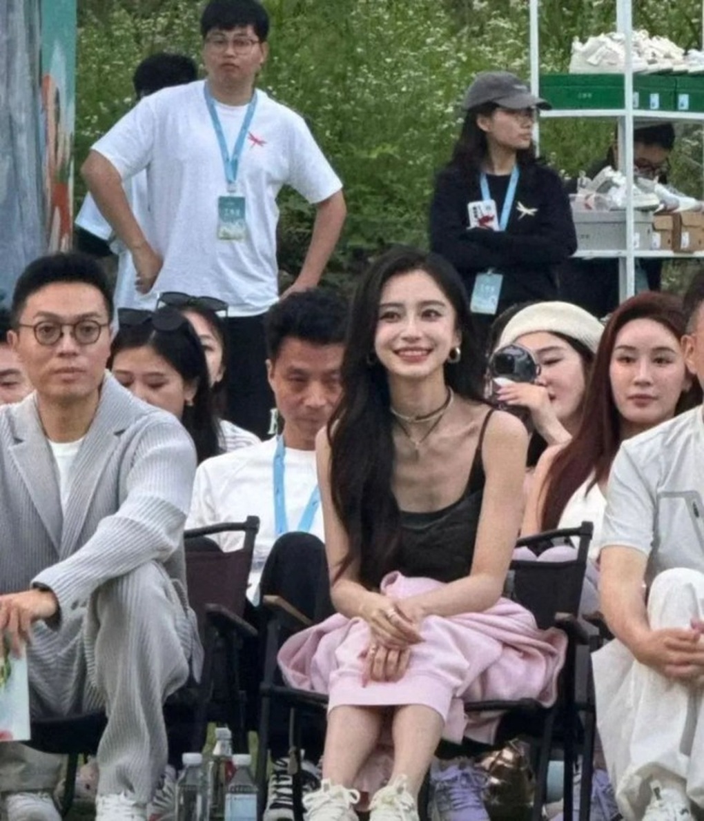 Angelababy để lộ thềm ngực gầy gò, sức khỏe khiến fan lo lắng - 1 Angelababy để lộ thềm ngực gầy gò, sức khỏe khiến fan lo lắng - 1