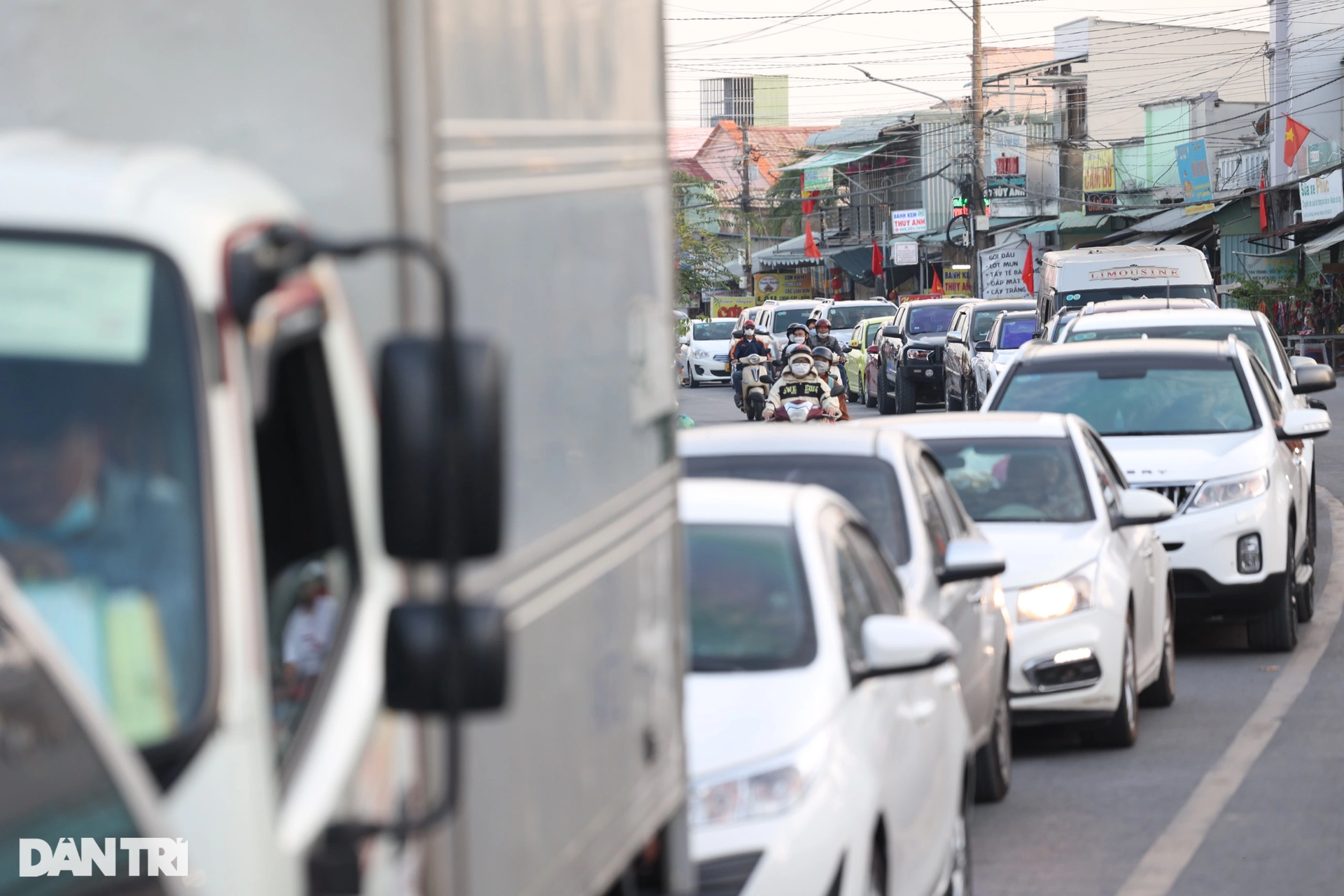 Cửa ngõ TPHCM kẹt cứng khi người dân ùn ùn trở lại sau Tết - 5 Cửa ngõ TPHCM kẹt cứng khi người dân ùn ùn trở lại sau Tết - 5