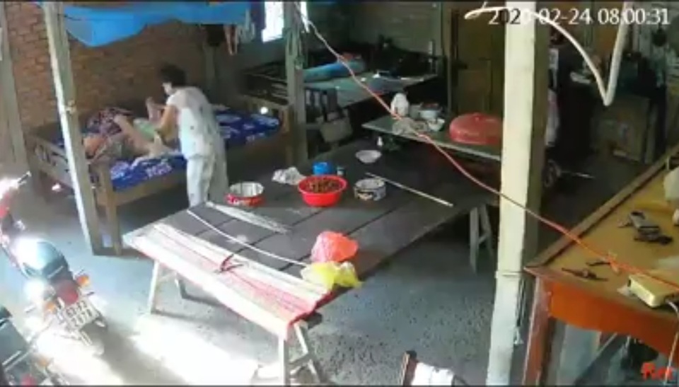 Tạm giữ đôi vợ chồng bạo hành mẹ già gần 90 tuổi - 2 Tạm giữ đôi vợ chồng bạo hành mẹ già gần 90 tuổi - 2