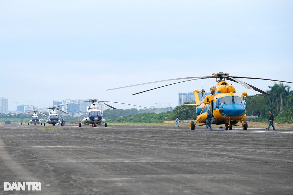 Những lá cờ được treo thế nào ở 6 trực thăng bay tại triển lãm quốc phòng? - 8 Những lá cờ được treo thế nào ở 6 trực thăng bay tại triển lãm quốc phòng? - 8