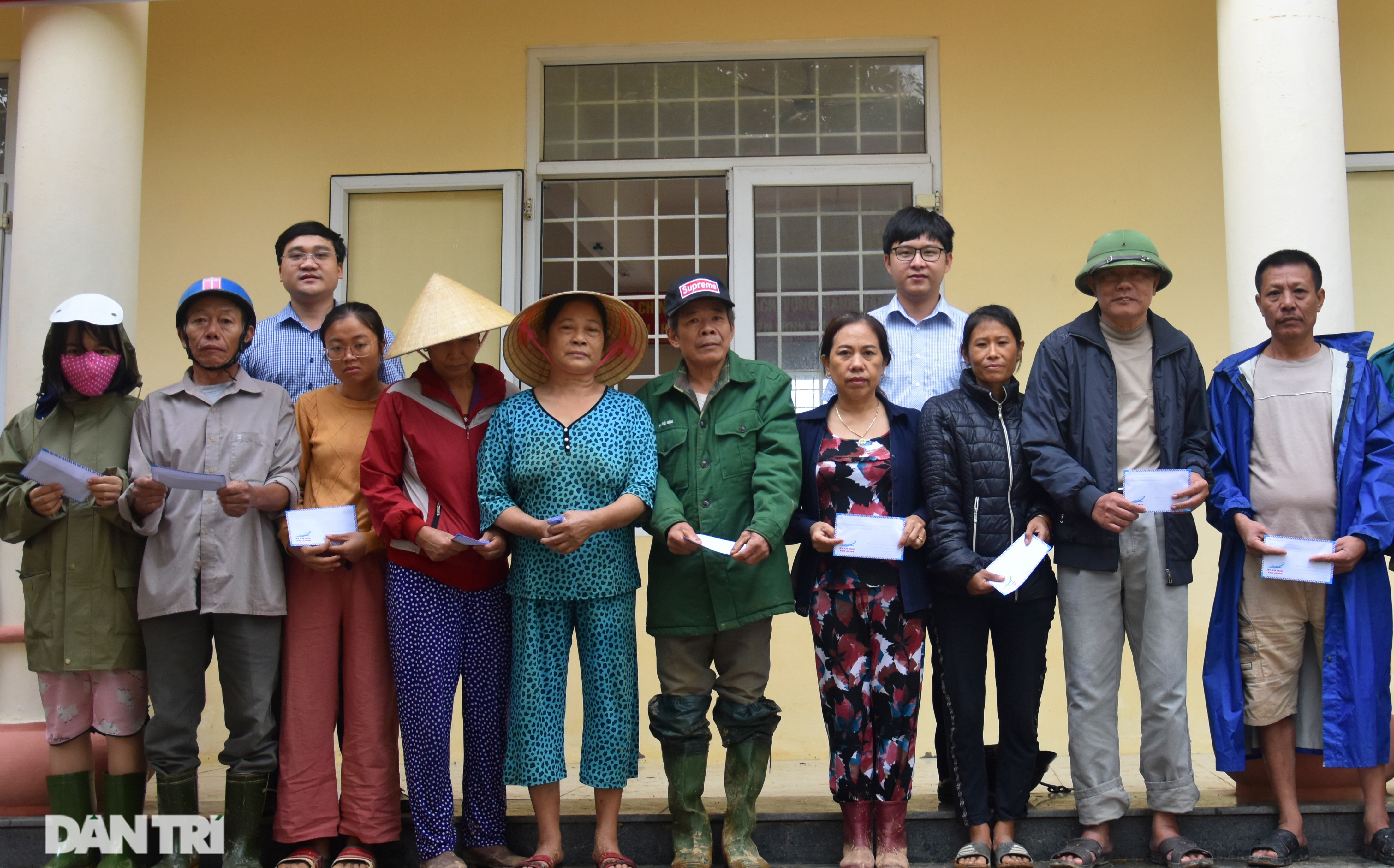 Bạn đọc Dân trí hỗ trợ tiền mặt đến bà con vùng lũ tỉnh Quảng Bình, để thêm phần giúp họ tái thiết cuộc sống sau trận lũ lịch sử năm 2020 (Ảnh: Nhật Anh).