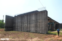 Công trình cầu vượt đường sắt hơn 65 tỷ đồng chưa làm xong đã xuống cấp