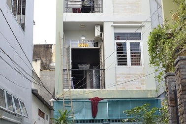 Phá cửa cứu 2 bé trai 11 tuổi trong căn nhà bốc cháy