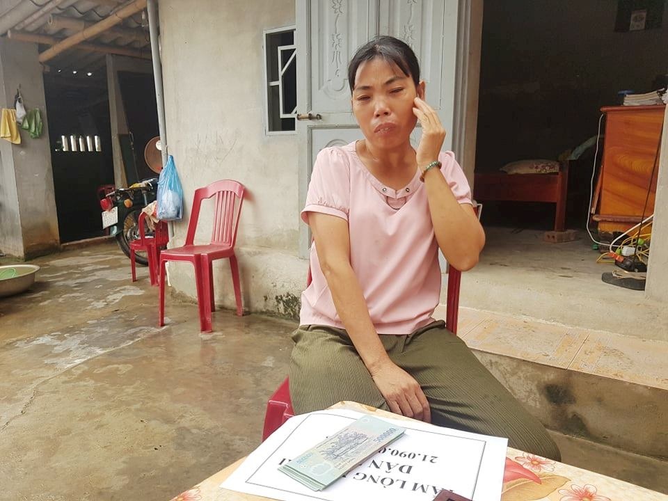 Người mẹ có con trai quên mình cứu bạn nghẹn ngào nhận quà bạn đọc Dân trí - 3 Người mẹ có con trai quên mình cứu bạn nghẹn ngào nhận quà bạn đọc Dân trí - 3