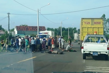 Xe công an “đụng” xe đạp điện, 2 mẹ con tử vong