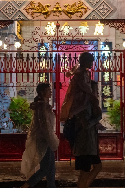 Phố cổ Hội An vắng lặng lạ thường trước bão số 13