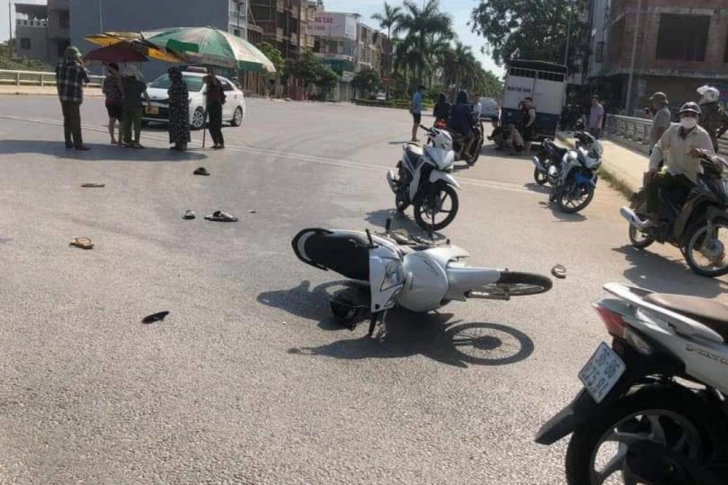 3 người đi xe máy thương vong sau cú va chạm với xe 3 bánh - 1 3 người đi xe máy thương vong sau cú va chạm với xe 3 bánh - 1