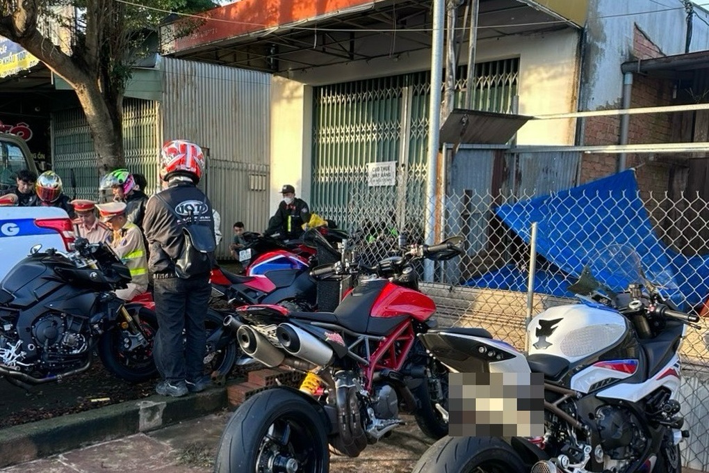Công an chặn dàn xe phân khối lớn, phát hiện nhiều người không có bằng lái - 1 Công an chặn dàn xe phân khối lớn, phát hiện nhiều người không có bằng lái - 1
