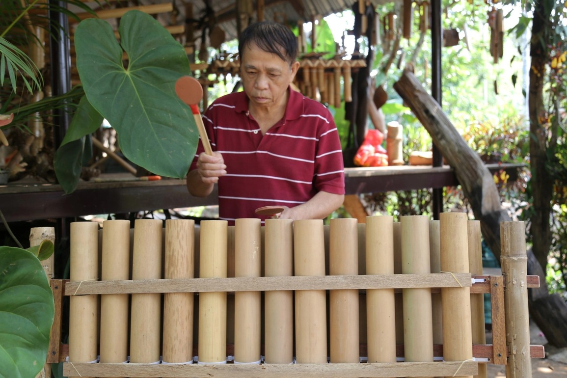 Chuyện người đàn ông dùng vũ khí Thánh Gióng làm nhạc cụ - 2 Chuyện người đàn ông dùng vũ khí Thánh Gióng làm nhạc cụ - 2