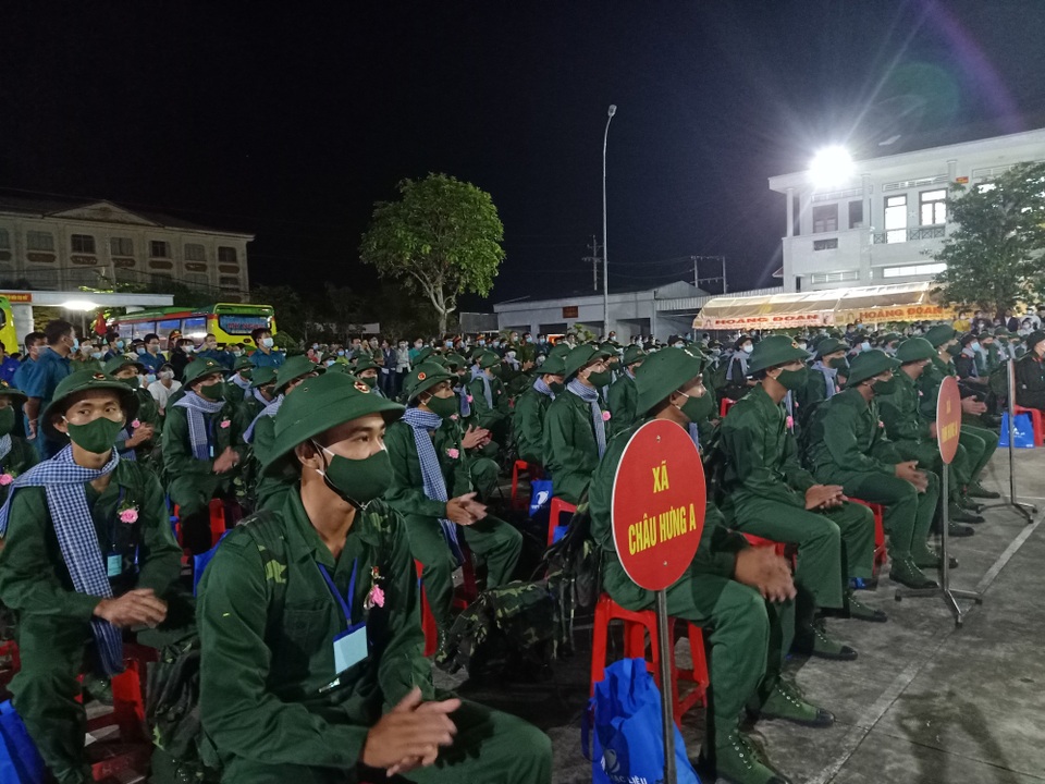 Hàng ngàn thanh niên hăng hái lên đường nhập ngũ - 6 Hàng ngàn thanh niên hăng hái lên đường nhập ngũ - 6