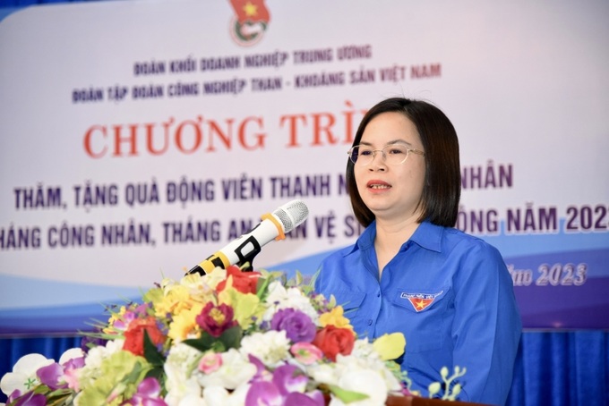 Chị Hoàng Minh Thu, Ủy viên BTV Trung ương Đoàn, Bí thư Đoàn Khối Doanh nghiệp Trung ương phát biểu tại chương trình