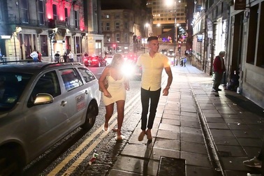 Chloe Ferry tình tứ bên Sam Gowland