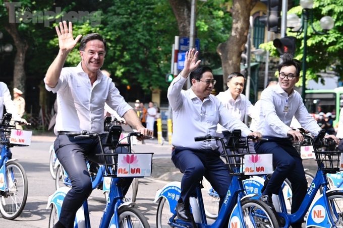 Hai Thủ tướng đạp xe trên phố Hà Nội. (Ảnh: Như Ý)