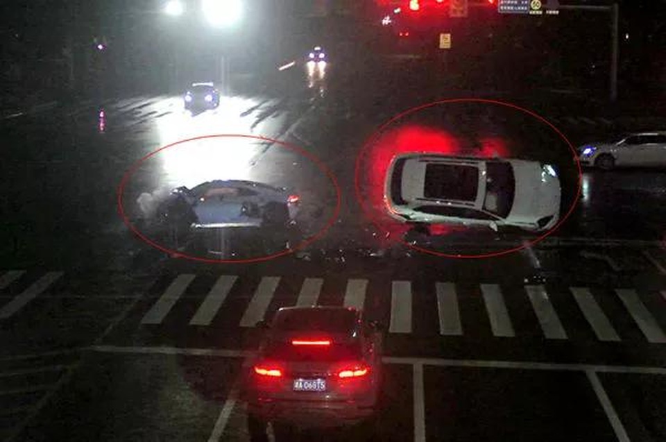 Siêu xe Audi R8 vượt đèn đỏ, tông Porsche Cayenne và phí sửa xe phát ngất - 1 Siêu xe Audi R8 vượt đèn đỏ, tông Porsche Cayenne và phí sửa xe phát ngất - 1