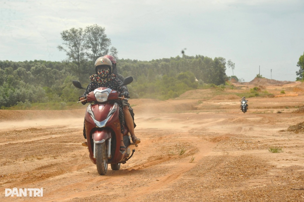 Đầu tư 93 tỷ đồng cho hơn 4km đường, làm 3 năm chưa xong - 2 Đầu tư 93 tỷ đồng cho hơn 4km đường, làm 3 năm chưa xong - 2