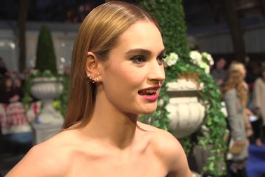 Lily James xinh đẹp trên thảm đỏ