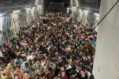 Choáng ngợp hình ảnh bên trong vận tải cơ của Mỹ đưa người rời Afghanistan