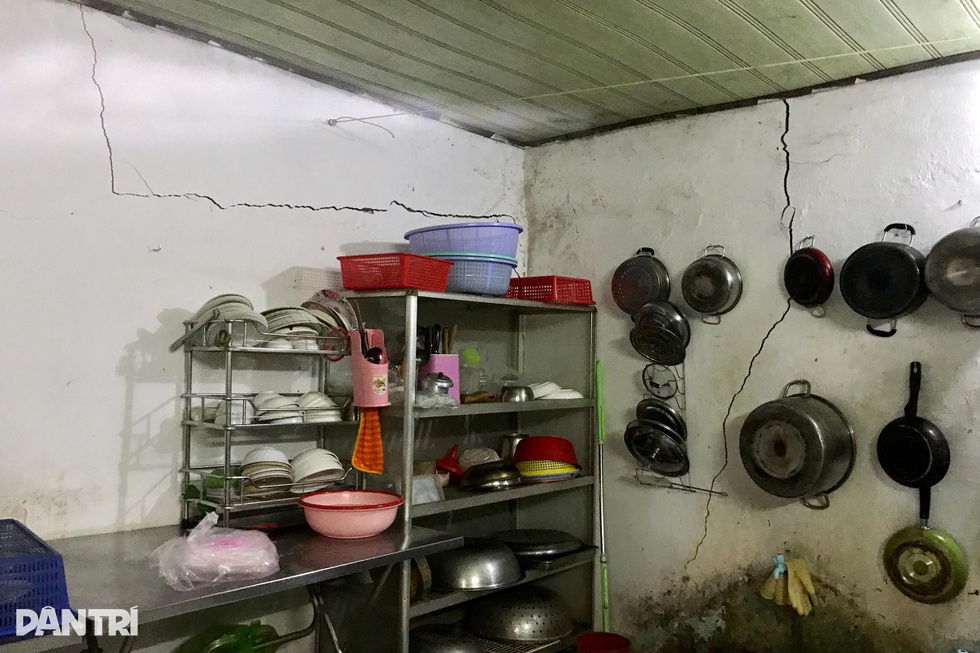 Nhà cửa nứt toác trong đêm ở TPHCM - 4