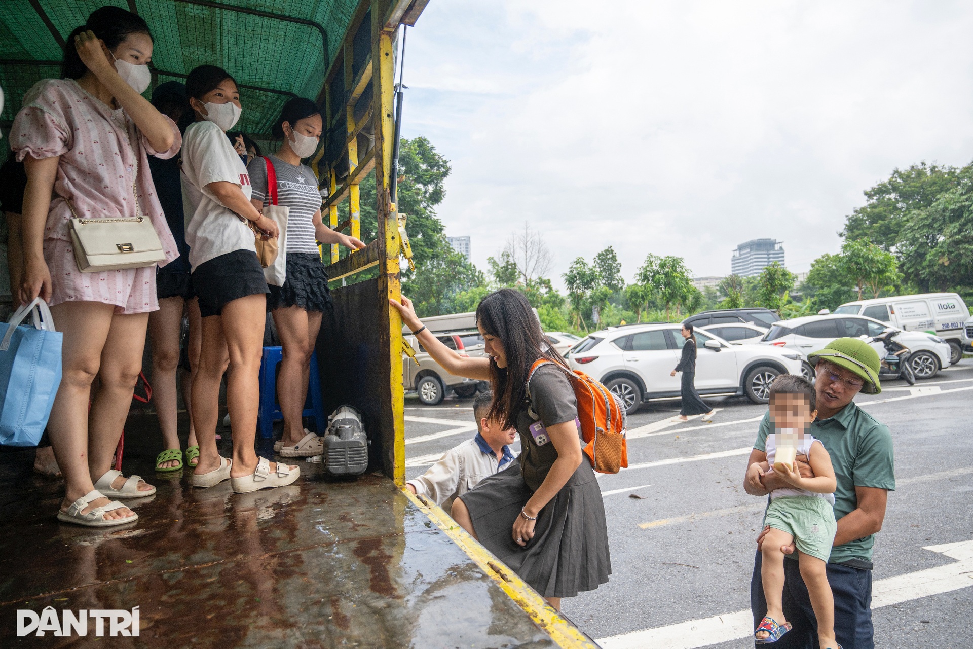 Xe tải hoá phà cứu hộ giúp dân qua điểm ngập sâu ở Hà Nội - 4 Xe tải hoá phà cứu hộ giúp dân qua điểm ngập sâu ở Hà Nội - 4
