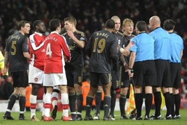 Benitez cay cú, Wenger hớn hở