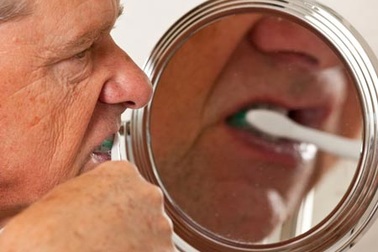 Đừng thờ ơ với sức khỏe răng miệng của người già