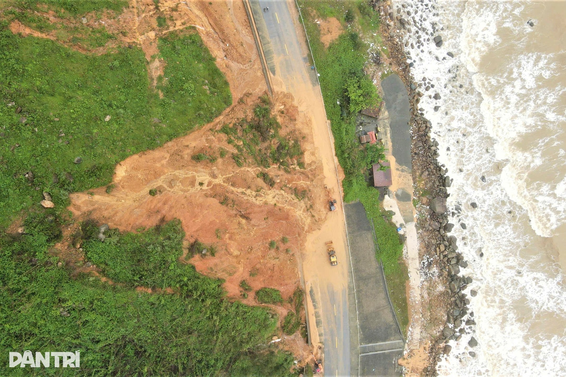 Nhiều tuyến đường ở Hà Tĩnh ngập nước lũ, tài xế ô tô chật vật xoay xở  - 11