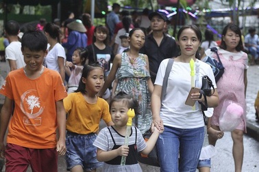 Hà Nội: Hơn 7 vạn du khách đổ về vườn thú, 21 trẻ em lạc mẹ được giao cho gia đình!