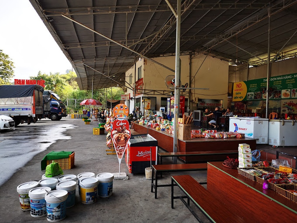 Yêu cầu tháo dỡ trạm dừng nghỉ hoạt động không phép ở Lào Cai - 1 Yêu cầu tháo dỡ trạm dừng nghỉ hoạt động không phép ở Lào Cai - 1