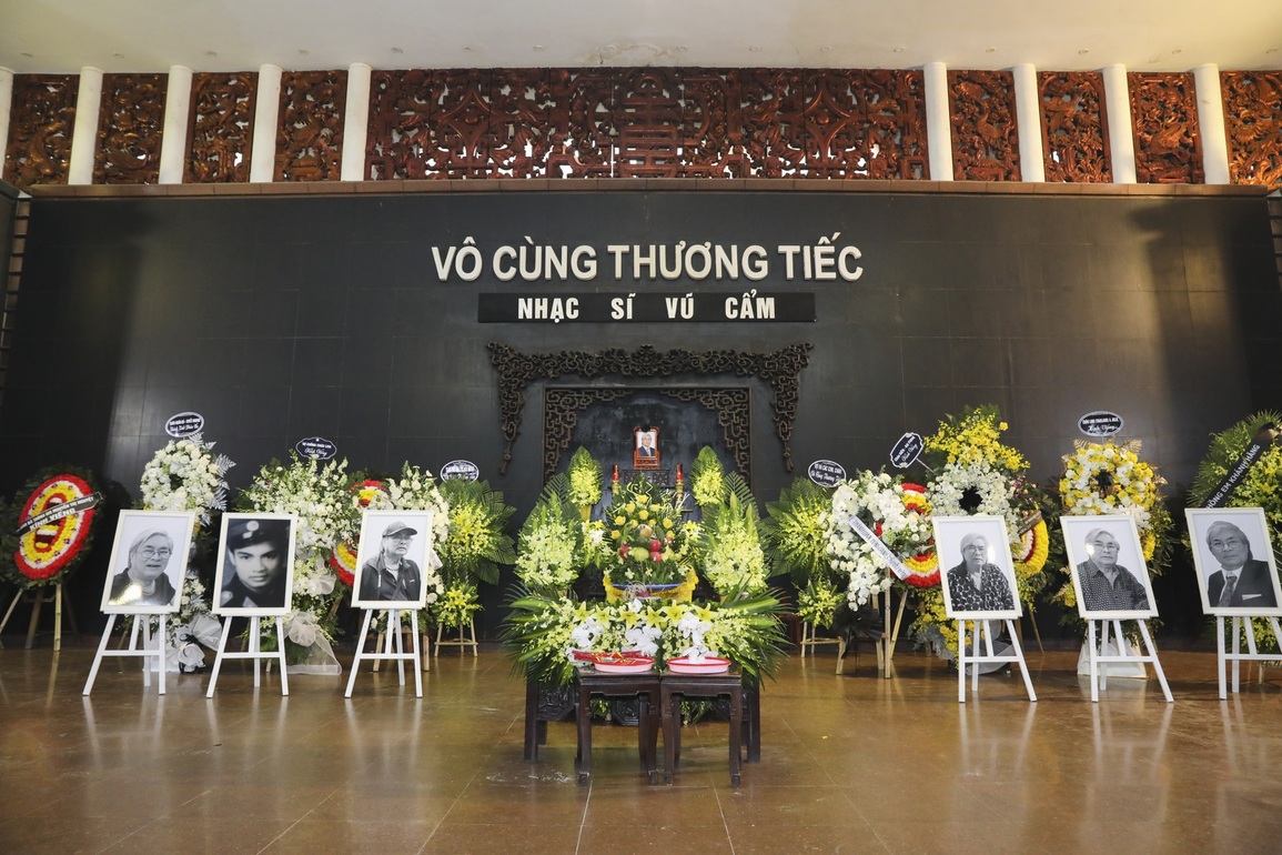Quang Hà khóc nức nở khi hát chia biệt cha trong tang lễ - 14 Quang Hà khóc nức nở khi hát chia biệt cha trong tang lễ - 14