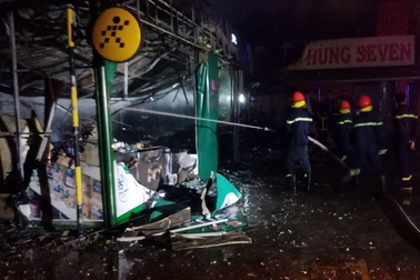 Siêu thị cháy lớn ngày cuối năm, hàng tỷ đồng ra tro