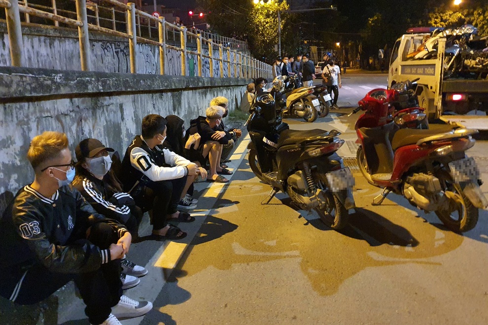 Hơn 40 quái xế độ tuổi học sinh náo loạn đường phố Hà Nội - 4 Hơn 40 quái xế độ tuổi học sinh náo loạn đường phố Hà Nội - 4