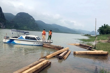 Bỏ lại hơn 40 hộp gỗ trên sông để chạy trốn công an