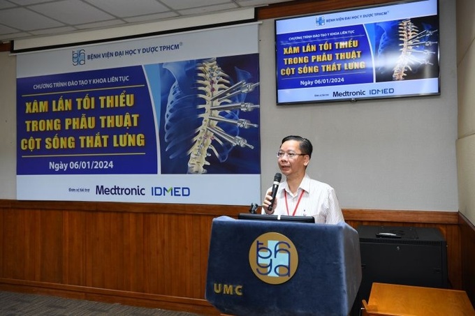 TS BS. Nguyễn Minh Anh cập nhật kiến thức về phẫu thuật thắt lưng xâm lấn tối thiểu cho người tham dự.