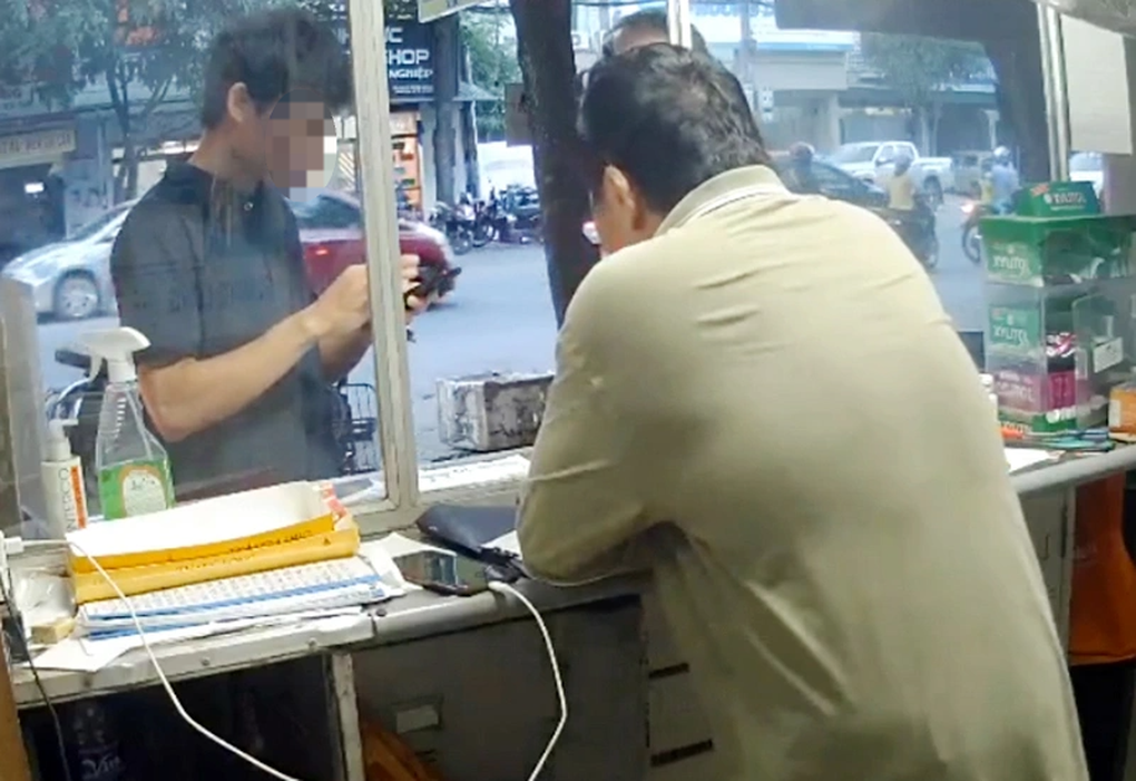 Người đàn ông bất lực đuổi theo thanh niên mua thẻ cào không trả tiền - 1 Người đàn ông bất lực đuổi theo thanh niên mua thẻ cào không trả tiền - 1