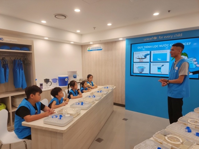 Trẻ em say sưa tìm hiểu quy trình lọc nước sạch của Unicef tại KidZania