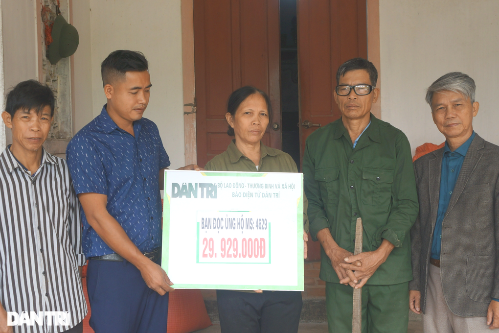 Thêm gần 30 triệu đồng giúp người đàn ông mù chăm con ung thư - 2 Thêm gần 30 triệu đồng giúp người đàn ông mù chăm con ung thư - 2