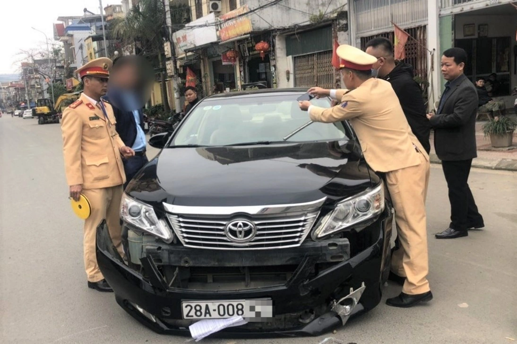 Chủ tịch phường lái ô tô gây tai nạn, giấy phép hết hạn trên 3 tháng - 1 Chủ tịch phường lái ô tô gây tai nạn, giấy phép hết hạn trên 3 tháng - 1
