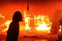 Dãy nhà tạm ở Hà Nội bốc cháy ngùn ngụt sau cơn mưa lớn