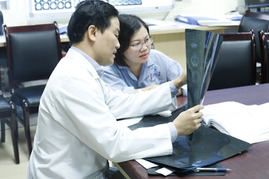 Người mẹ ung thư di căn não, mất trí nhớ vì ngừng điều trị để mang thai