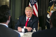 Chuyện “thâm cung bí sử” của chính quyền Trump gây xôn xao