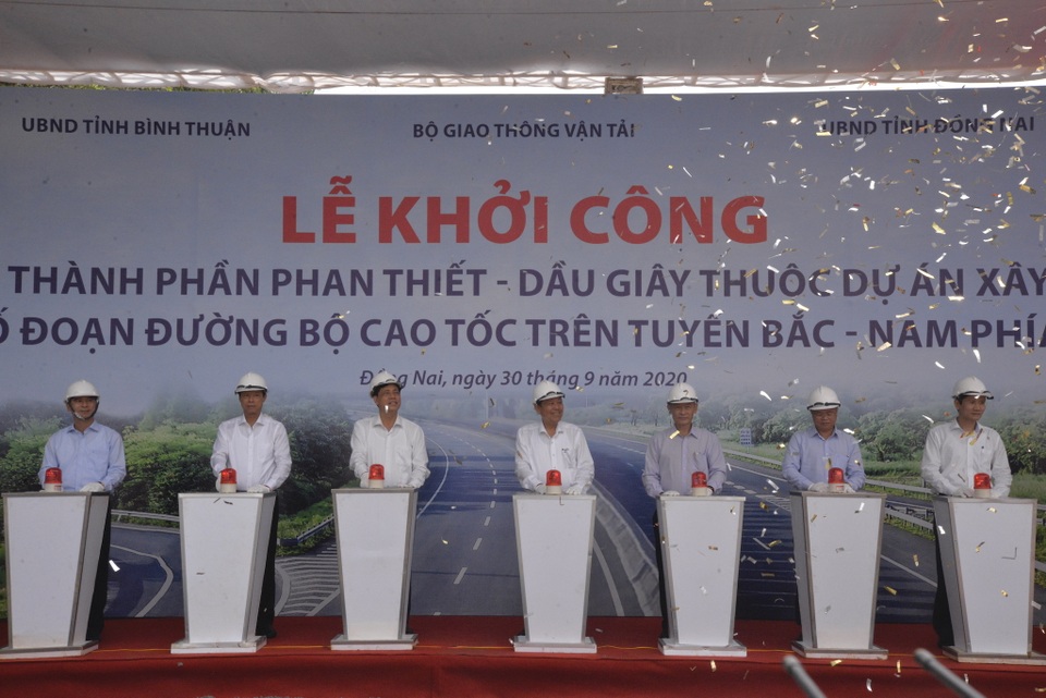 Phó Thủ tướng nhấn nút khởi công dự án cao tốc Phan Thiết - Dầu Giây - 4 Phó Thủ tướng nhấn nút khởi công dự án cao tốc Phan Thiết - Dầu Giây - 4