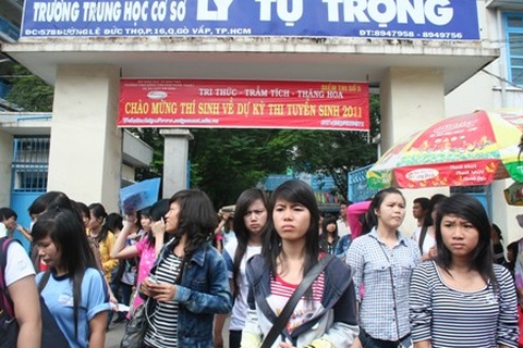 Phụ huynh bức xúc vì trường thi “giam” thí sinh