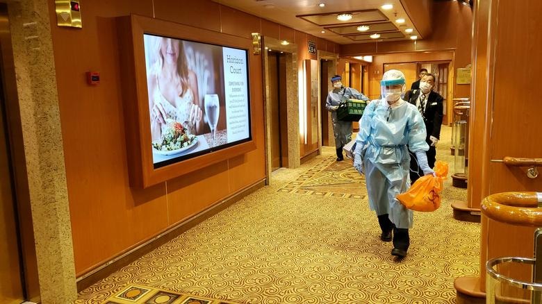 Du thuyền đối mặt 2 tuần cách ly trên biển vì 10 người nhiễm virus corona - 4 Du thuyền đối mặt 2 tuần cách ly trên biển vì 10 người nhiễm virus corona - 4