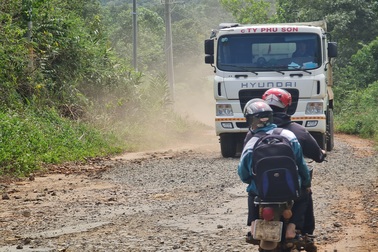 Ngán ngẩm cảnh đường vào khu di tích quốc gia bị cày nát tại Đắk Nông