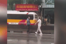 Tài xế cầm vật nhọn rượt đuổi hành khách trên quốc lộ