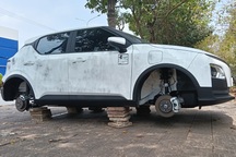 Ô tô đậu trên vỉa hè bị mất cả 4 bánh