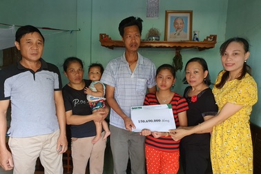 Gia đình nghèo bị bệnh tật bủa vây được bạn đọc giúp đỡ hơn 150 triệu đồng