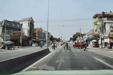 Không kiểm soát tốc độ khi qua đoạn giao cắt, xe Innova lao bổ vào xe máy