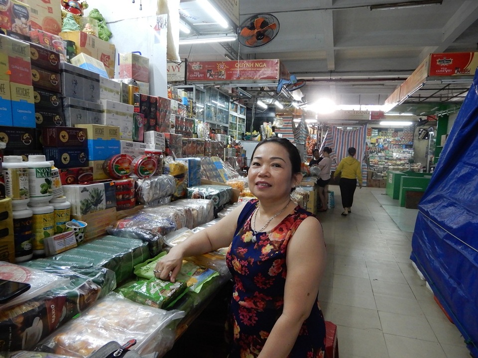 Chợ Hàn vẫn vắng bóng du khách, nhiều sạp hàng còn “cửa đóng then cài” - 4 Chợ Hàn vẫn vắng bóng du khách, nhiều sạp hàng còn “cửa đóng then cài” - 4